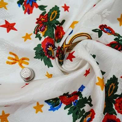 Satin fin sélectionné pour l'élégance des robes kabyles.