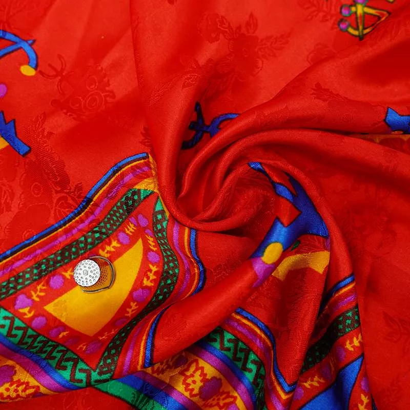 Berbère artistique en satin utilisée dans une robe kabyle contemporaine.