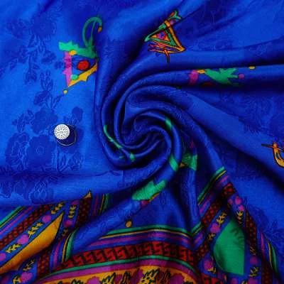 Tissu en satin enroulé, prêt pour la couture de robes kabyles.