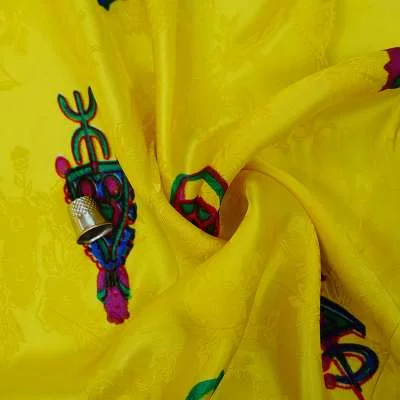 Satin dans la création de robes kabyles.