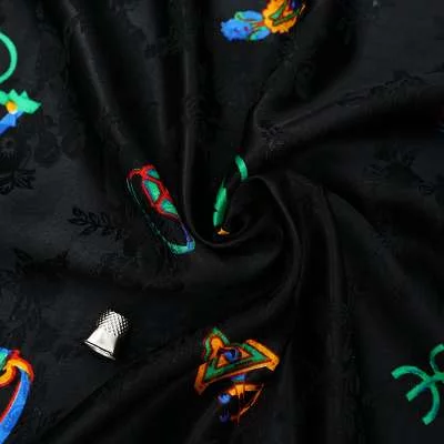 Satin utilisé dans une robe kabyle au design contemporain.