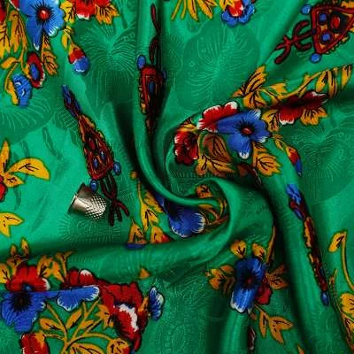 Satin luxueux utilisé dans une robe kabyle traditionnelle.