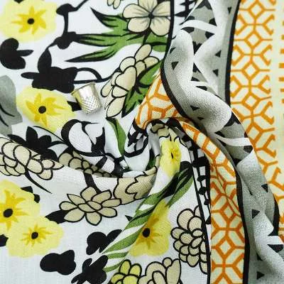 Tissu fibranne viscose floral étalé pour projet de couture