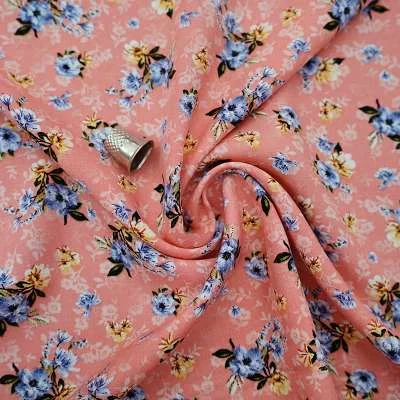 Projet de couture utilisant le tissu fibranne viscose floral.