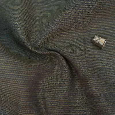 Tissu lin à mini rayures utilisé dans un projet de couture de robe.