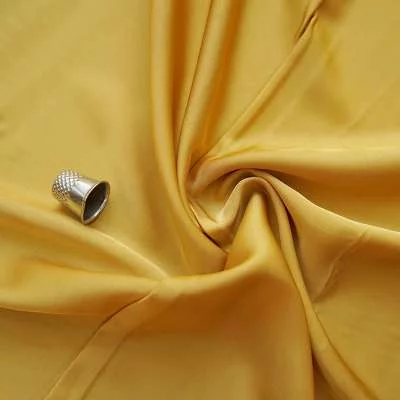 Tissu Silky Satiné Uni Léger dans divers coloris.