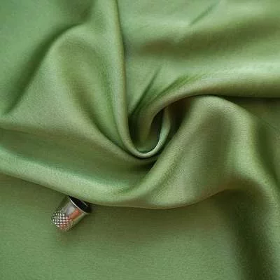 Des robes et chemisiers élégants avec le tissu Silky Satiné
