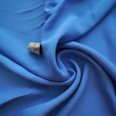 Rouleau du tissu Silky Satiné Uni Léger.