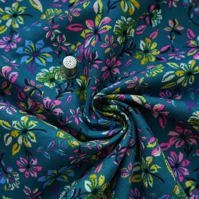 Tissu popeline de coton imprimée avec motifs floraux pour couture.