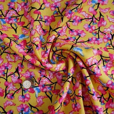 Tissu Fibranne Viscose jaune avec motifs de cerisiers japonais en fleurs