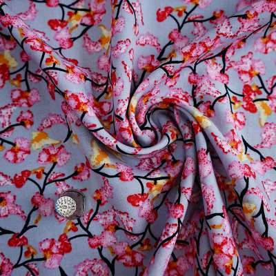 Tissu fibranne viscose cerisier japonais prêt pour la couture.