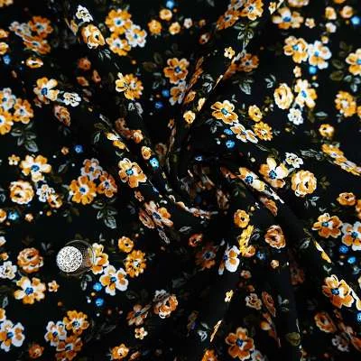 Fibranne de viscose floral noir est parfait pour des collections de mode lumineuses et raffinées.
