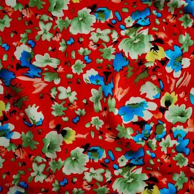 Transformer le Tissu en Fibranne de Viscose Floral Rouge en Tenues Mémorables