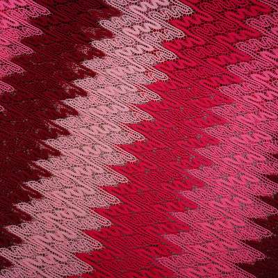 Tissu filet zig zag parfait pour jupes tendance