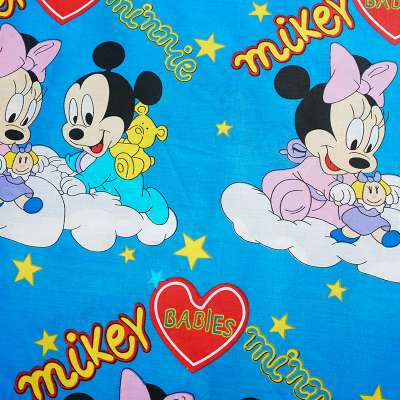 Tissu polycoton Mickey Mouse bleu, exemple de projet de confection pour bébés.