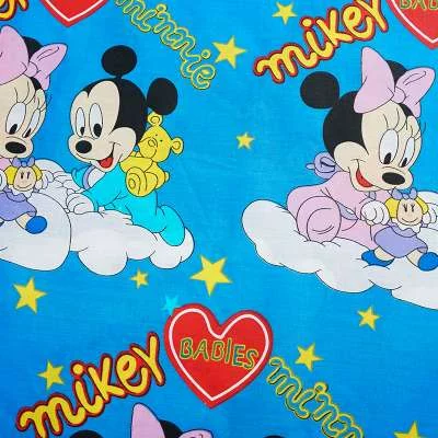 Tissu polycoton Mickey Mouse bleu, exemple de projet de confection pour bébés.