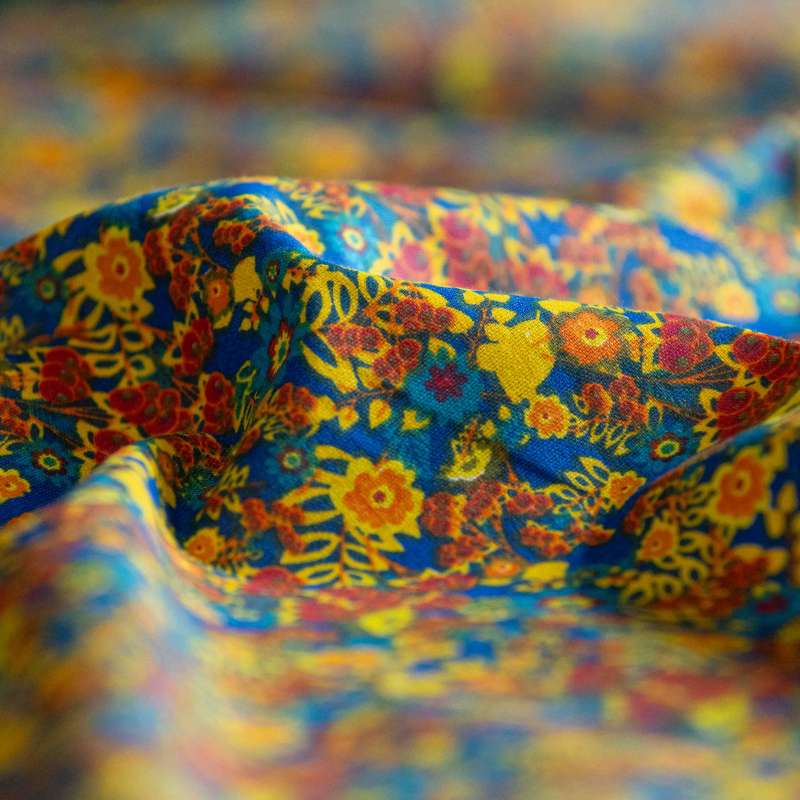 Tissu de popeline floral pour couture de vêtements élégants.