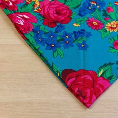 Mode et confort combinés dans un foulard floral à franges