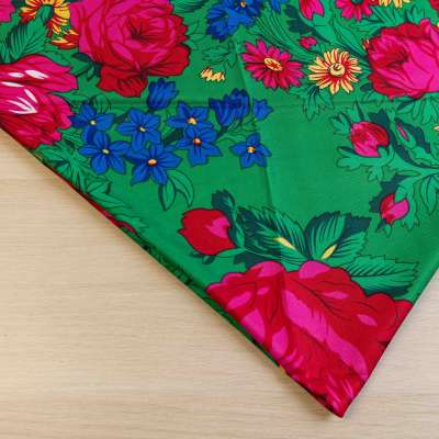 Le Foulard Floral Luxueux Qui Complète Tout Look