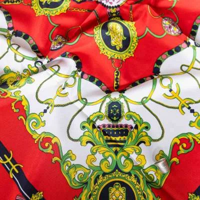 Mode et tradition : Foulard satiné Berbère porté avec une tenue moderne."