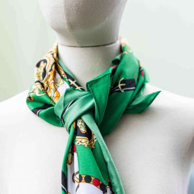 Top Accessoires de Mode 2024 : Le Foulard Satiné Berbère