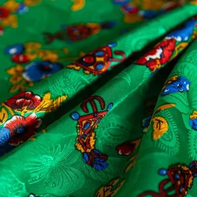 Satin luxueux vendu au coupon, idéal pour robes kabyles.