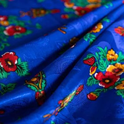 Satin raffiné pour une robe kabyle d'exception