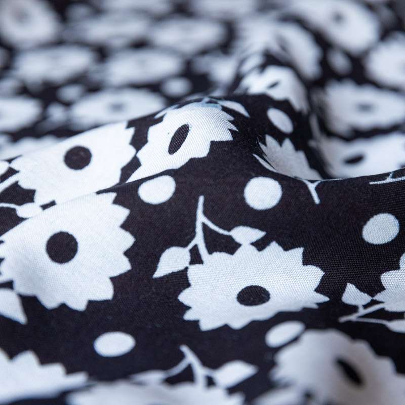 Découvrez le Tissu Fibranne Viscose à Motif Floral