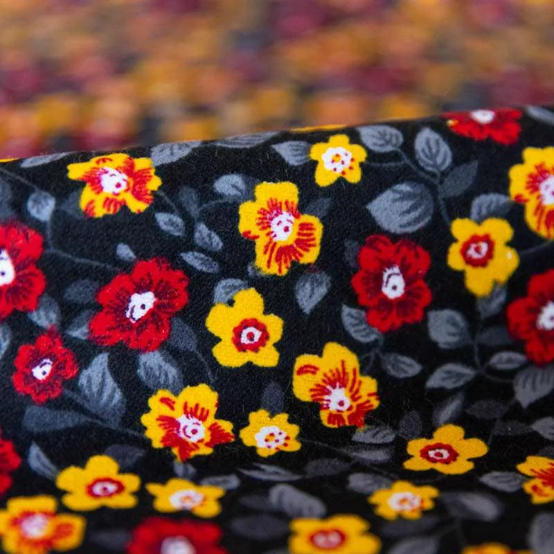 Tissu Coton Fleuri pour des Créations Mode Élégantes
