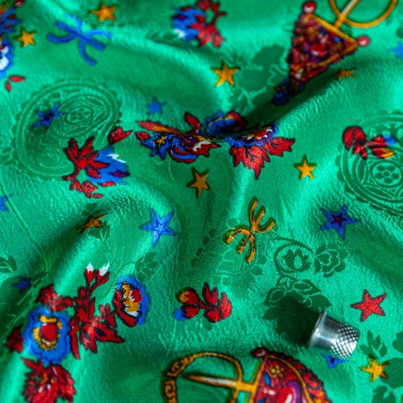 Satin pour robe kabyle, symbole d'élégance