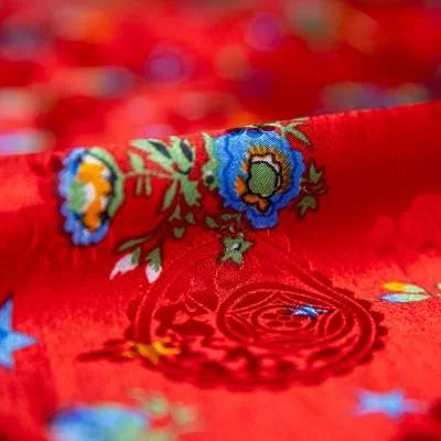Tissu satiné vendu au coupon, parfait pour robes kabyles.