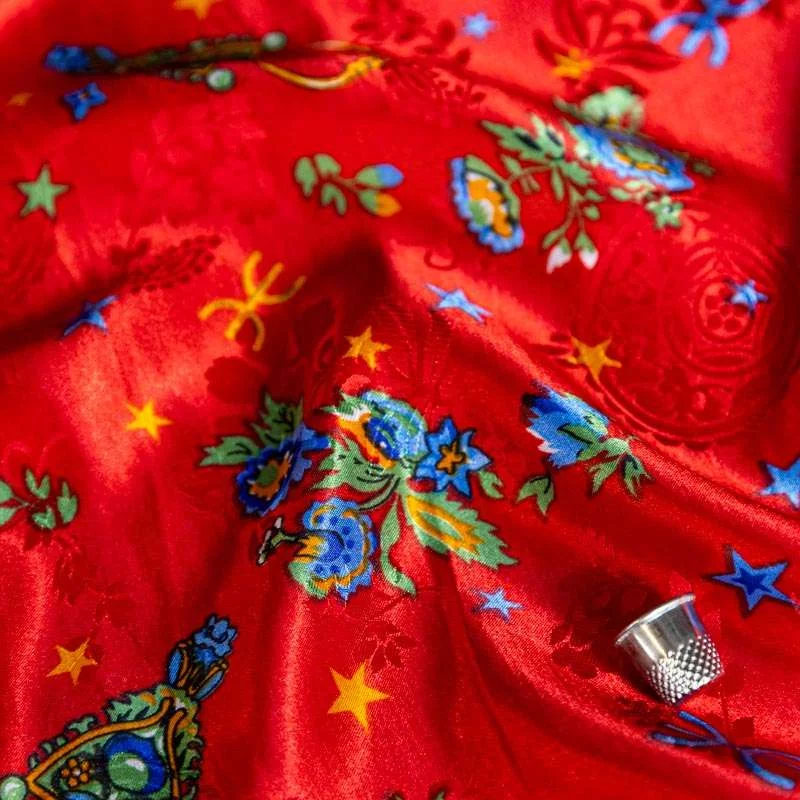 Satin éclatant pour ajouter du glamour à votre robe kabyle.