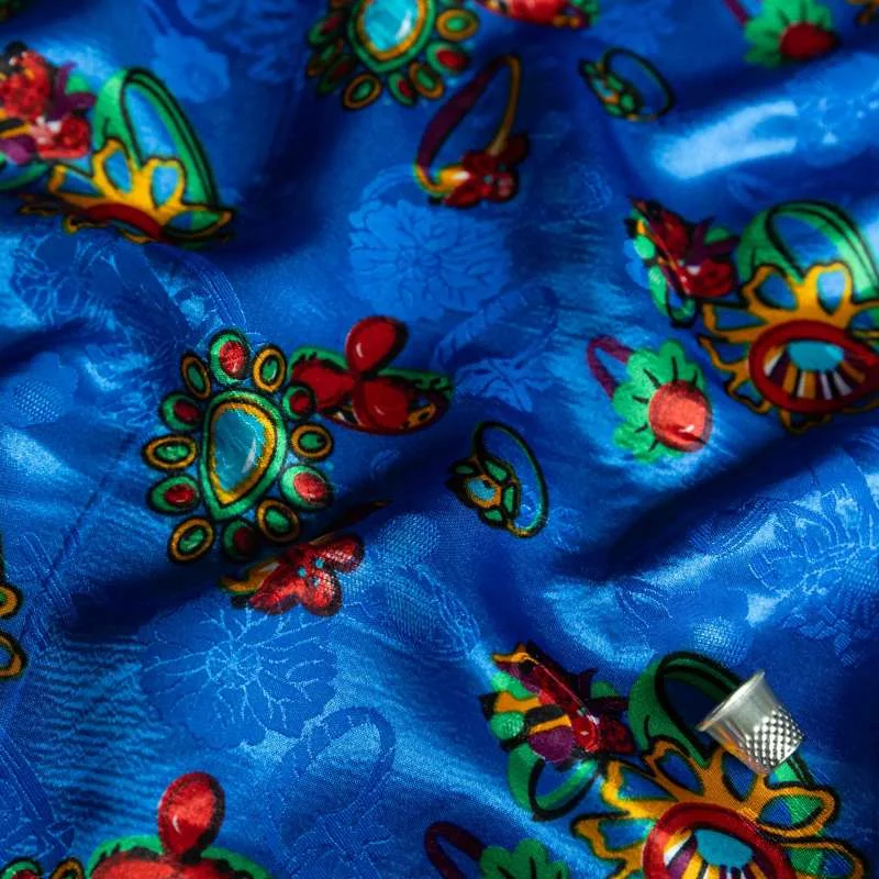 Coupon de satin de luxe pour robe kabyle traditionnelle.