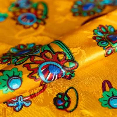 Tissu satiné utilisé pour une robe kabyle