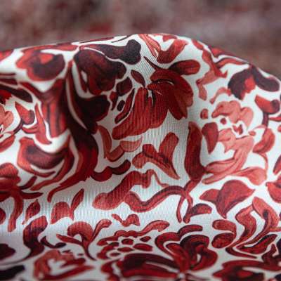 Tissu satin floral utilisé pour confectionner des robes