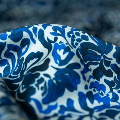 Tissu satin avec des motifs floraux détaillé