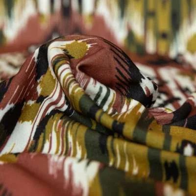 Tissu Kimo avec motifs Folklore étalé sur une table de couture.