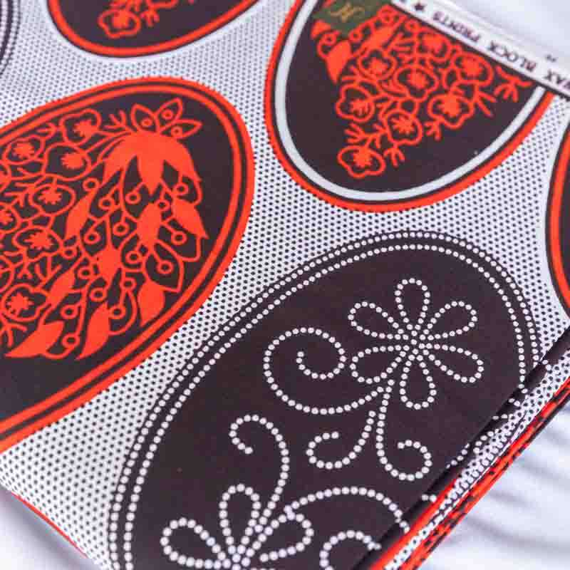 Tissu Wax africain utilisé pour une robe longue élégante