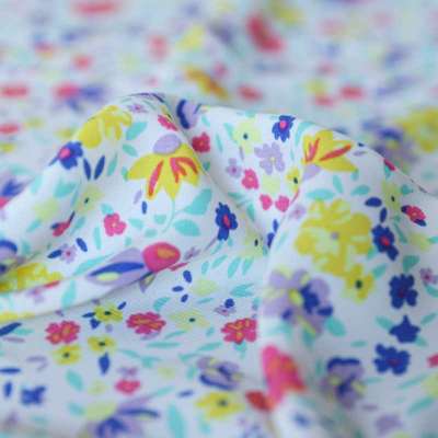 Tissu microfibre à Floral Coloris pour vêtements féminins