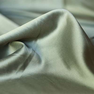 Tissu Silky Satiné Uni Léger pour des Créations Élégantes