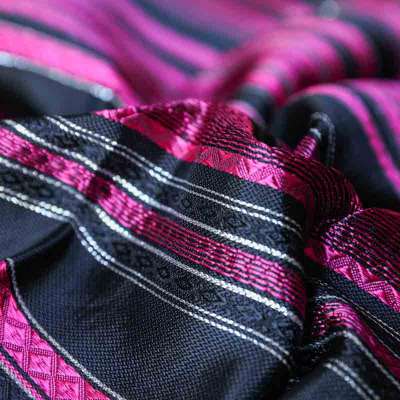 Fouta Kabyle en viscose noire et fuchsia, idéale pour décoration ou paréo