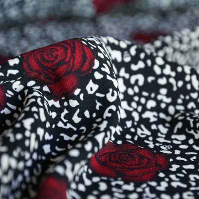 Tissu viscose avec motif de roses sur fond noir