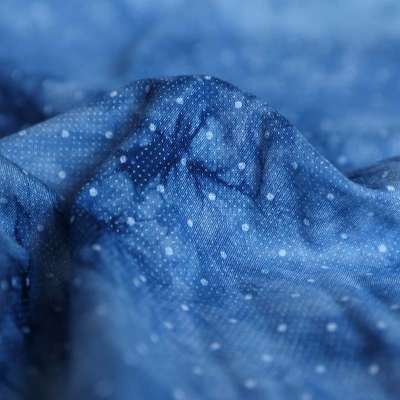 Tissu fibranne viscose imprimé à motif tie-dye bleu avec pois blanc