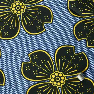 Tissu Wax Africain traditionnel avec motifs noirs et jaunes