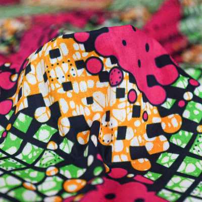 Wax Africain avec motifs géométriques en rose, vert et orange