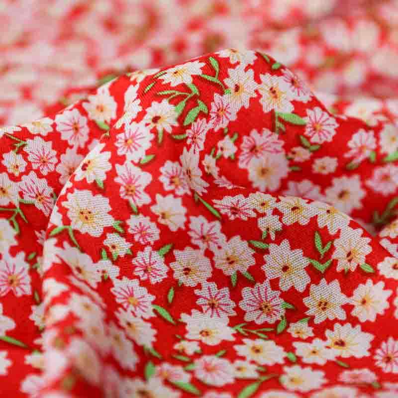 Tissu floral rouge en viscose fibranne pour jupes et robes.