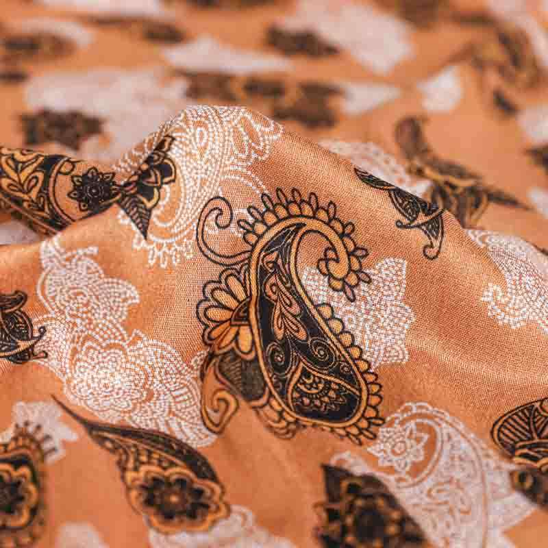 Tissu viscose fibranne marron clair à motif paisley