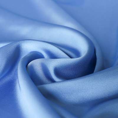 Tissu satin fluide et confortable pour robes et tops.