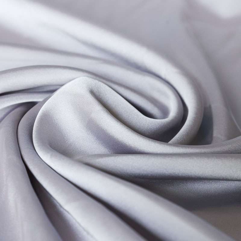 Tissu satin peau de pêche, idéal pour jupes et robes.