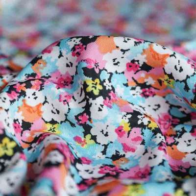 Tissu microfibre floral pastel sur fond noir